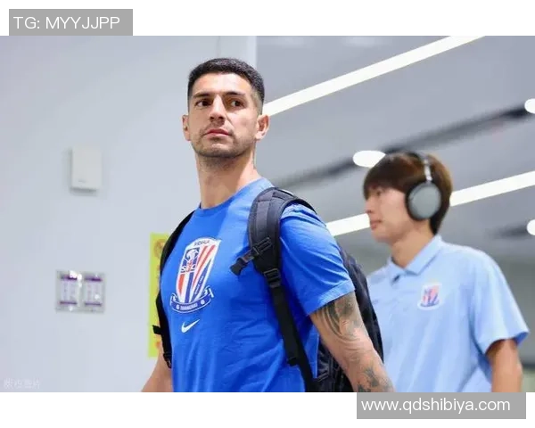 足球明星佩戴口罩展现帅气风范引发球迷热议与关注 足球明星佩戴口罩展现帅气风范引发球迷热议与关注