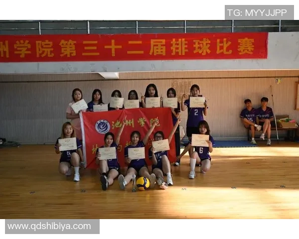 重庆排球队在锦标赛中的团队协作展现出卓越的竞技精神与默契配合